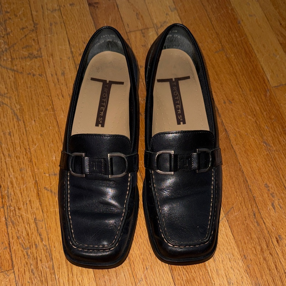 Trotters Women’s Black Leather Loafers